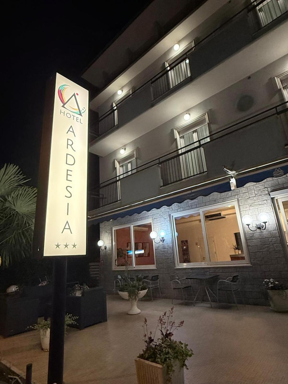 רימיני Hotel Ardesia מראה חיצוני תמונה